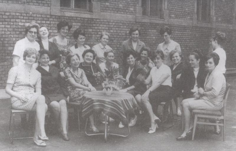 A Jázmin utcai iskola tantestülete, 1969 június (az ülő sor bal szélén)