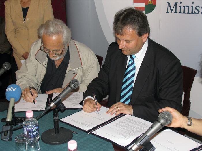Szakonyi és Hiller István jelképesen aláírják a DIA-tagok szerződését (2007, DIA)