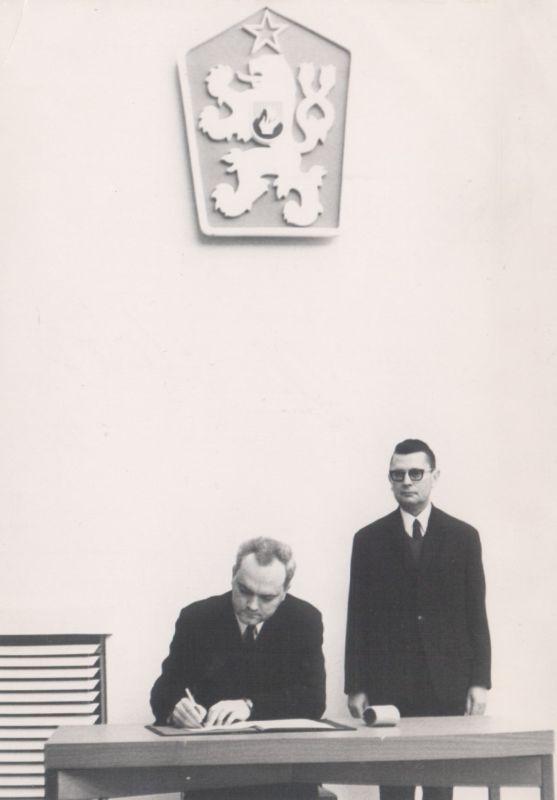 Miniszteri esküjének aláírása, 1969