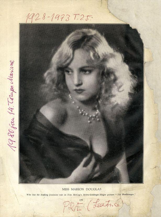 Marion Dougles angol színésznő a Theatre and Film 1928. júliusi számának címlapján. Ő ihlette a Prae című regény női főszereplőjének, Leatrice-nek alakját
