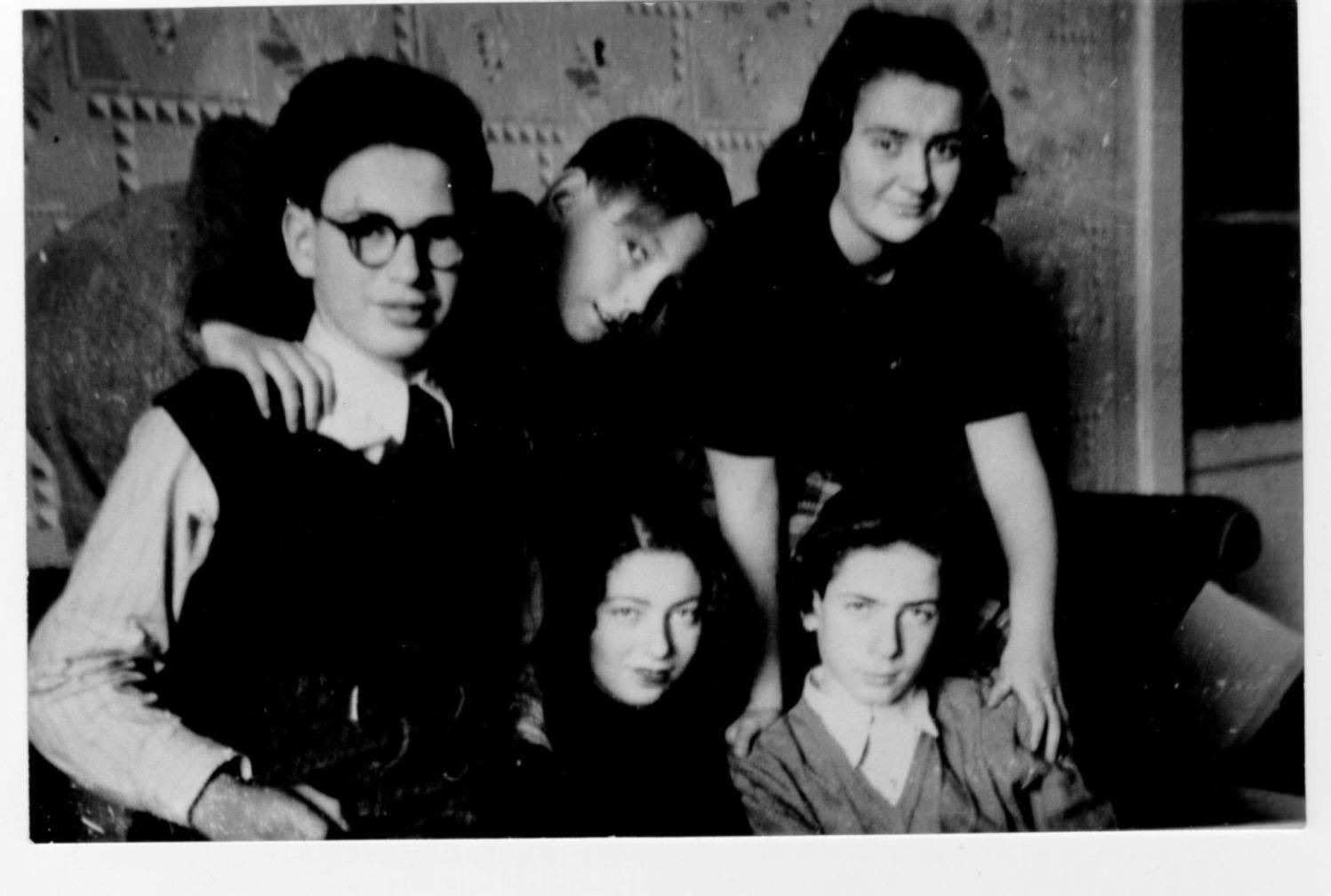 Nővérével és unokatestvéreivel (1947)