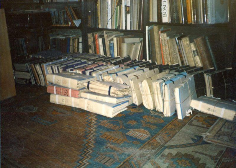 A zárolt napló kötegei Szentkuthy Miklós lakásában az 1980-as években