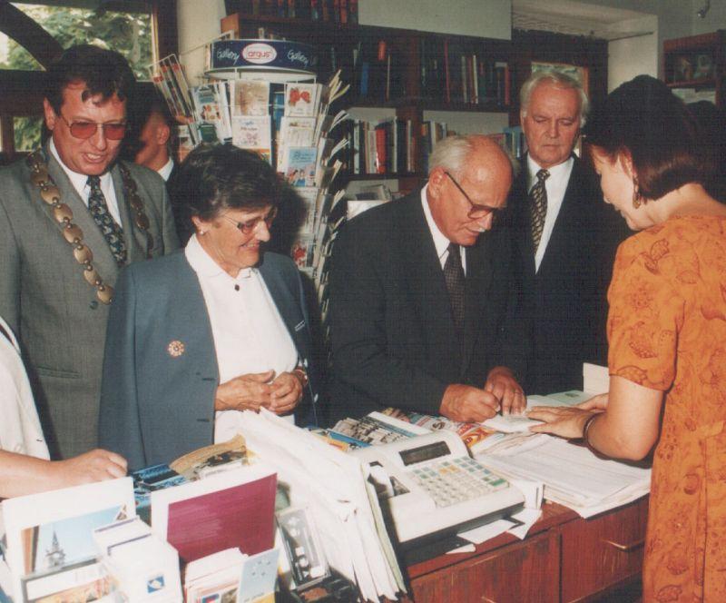 Göncz Árpád és felesége a Madách Kiadó pozsonyi könyvesboltjában