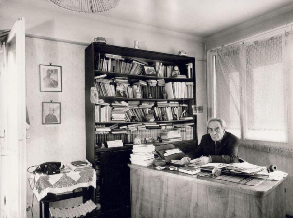 Zelk Zoltán a dolgozószobájában, 1971 (fotó: Balla Demeter)