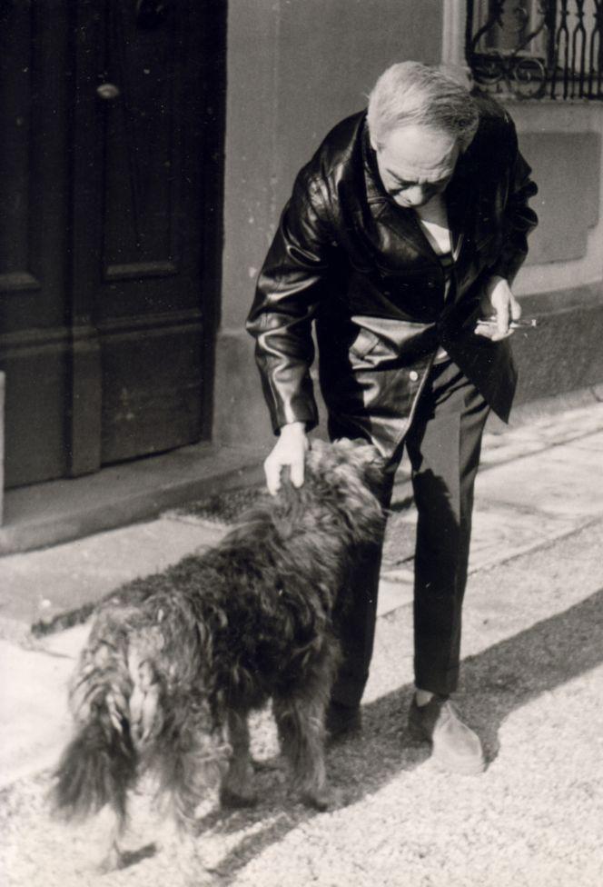 Zelk Zoltán a kutyájával