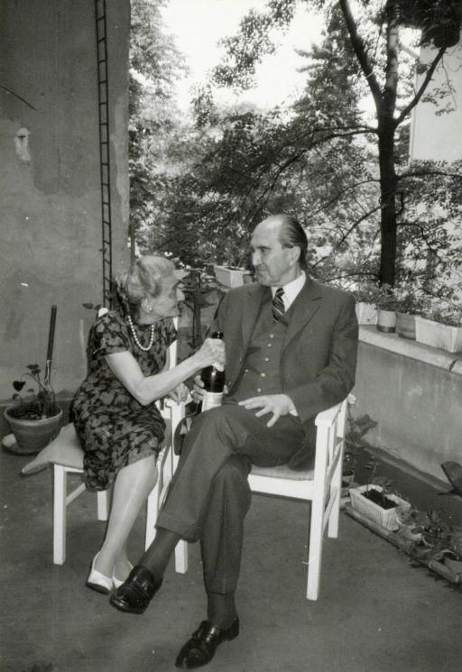 Szentkuthy Miklós és felesége, Eppinger Dóra (Dollyka) a Szilágyi Erzsébet fasori lakás teraszán, az 1980-as évek elején