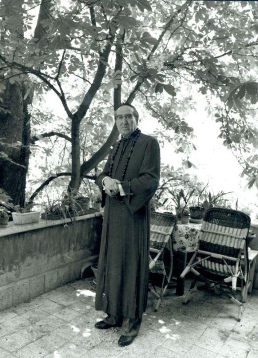 Szentkuthy Miklós püspöki jelmezében, 1983 (Bókay László felvétele)
