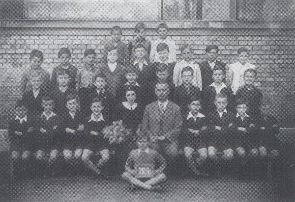 Elemi iskola, Rákosfalva, 1942 (ő fogja a táblát)