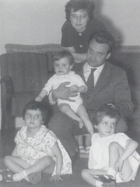 Három lányával és első feleségével, Salzmann Máriával a hatvanas évek közepén