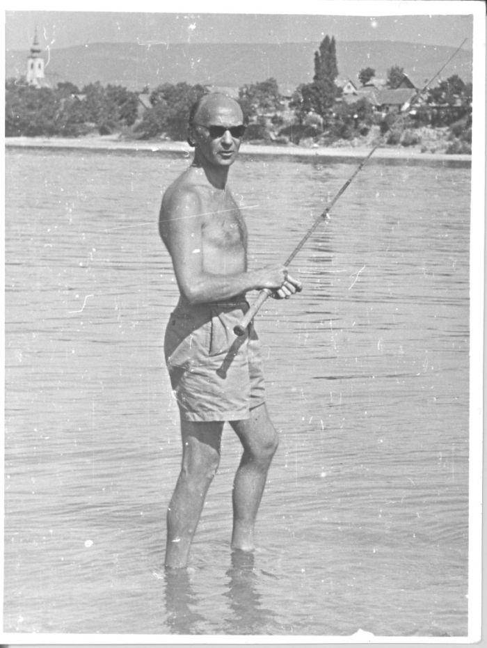 Jékely Zoltán horgászás közben (1956)