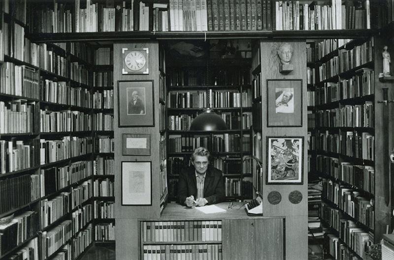 Lakatos István könyvtárszobájában (Budapest, 1991 decembere) (Fotó: Horváth Péter)