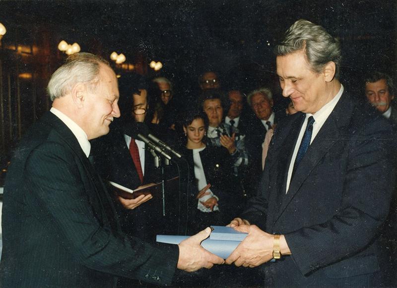 Göncz Árpád átnyújtja az 1956-os emlékérmet (Budapest, 1991. október 23.)