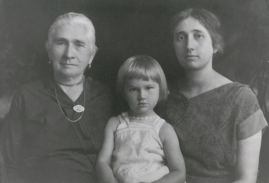 „Nagyanyám, anyám, én 1925-ben(?), Szatmáron vagy Pesten”