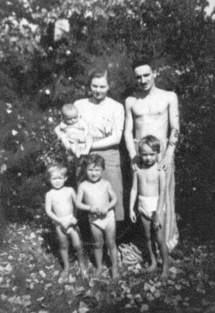 1952 Budapest, Pestszentlőrincen feleségével és fiaival