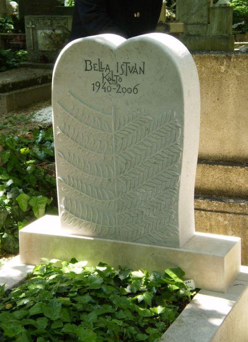 Bella István síremléke a Farkasréti temetőben (2011. május 10.; fotó: Földvári Anna)