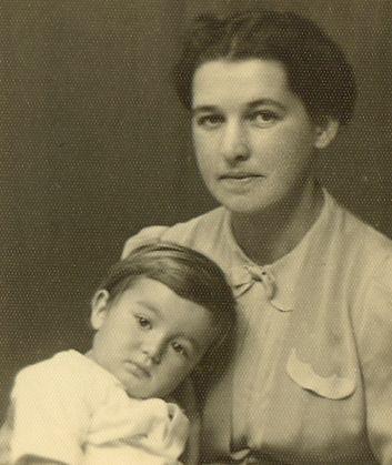 A gyermek Bodor Ádám édesanyjával