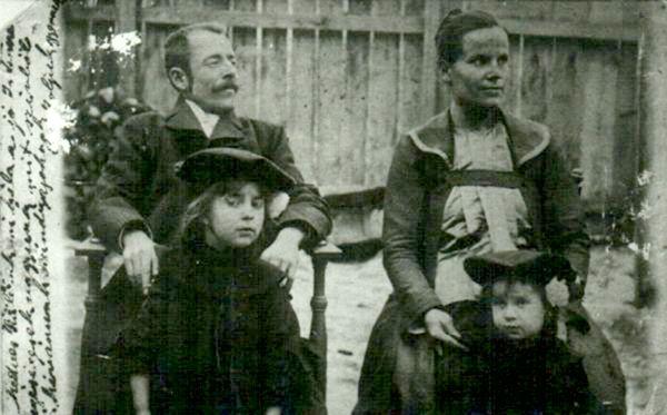 Édesapja, Csorba György MÁV betűíró, édesanyja, Borsódi Mária, háztartásbeli a két legidősebb nővérrel, Ilonkával és Margittal, 1904-ben. Akkor már Pécsett lakott a család.