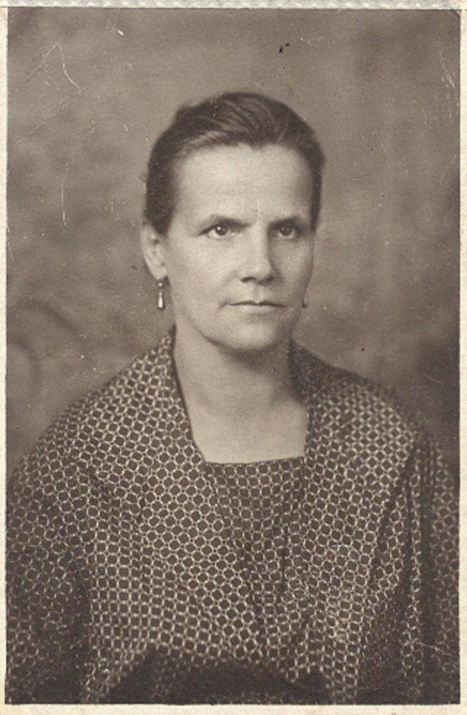 Édesanyja 1924-ben, negyvenhét évesen, „kilenc gyermek után”.