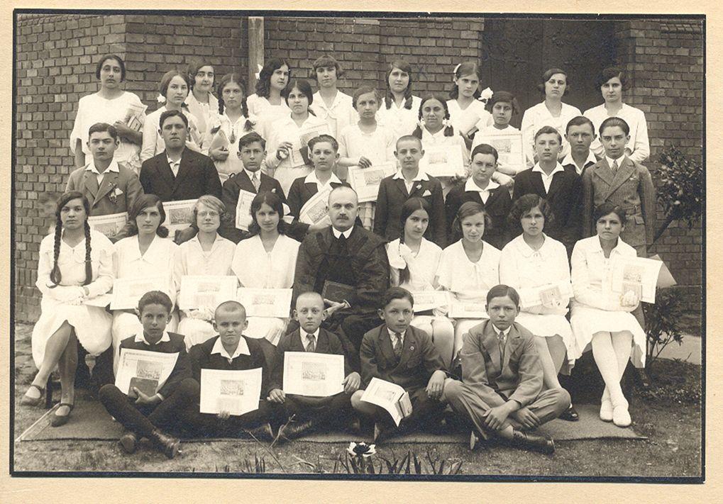 1931-ben, a pécsi Pius-alapítványi Jézus-társasági Római Katolikus Gimnázium református tanulójaként. (Ülő sor, balról az első.)