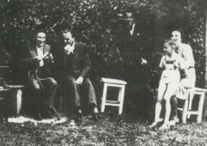 1941. július 8-án Kodolányi János, Várkonyi Nándor, Csorba Győző, Várkonyi Péter és Várkonyi Nándorné Várkonyiék kertjében.