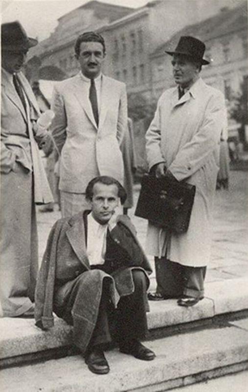 1942. Kopányi György, Martyn Ferenc és Csorba Győző Pécsett a Széchenyi téren. (A kép bal sarkában látható férfit nem sikerült felismerni.)
