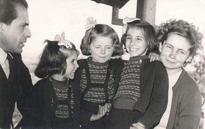 1958. Családi kép, Pécs, Kulich Gyula u. (Zsófia, Noémi, Eszter és Velényi Margit – Margitka –, a költő felesége.)