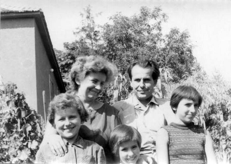 1968. Családjával, szeretett és sokszor megénekelt kertjében. (Noémi, Margitka, Zsófia, Csorba Győző és Eszter.)