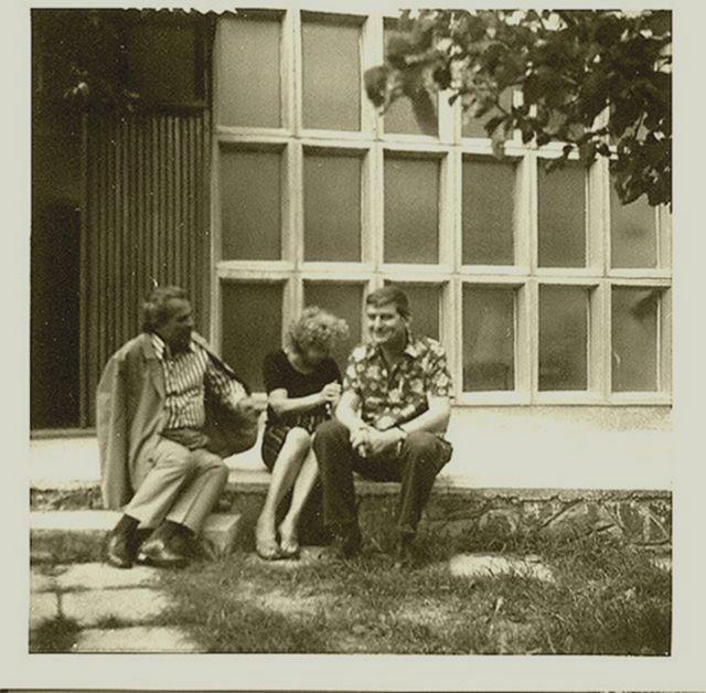 1972. Csorba Győző Bertha Bulcsuval és Margitkával a révfülöpi nyaraló előtt.