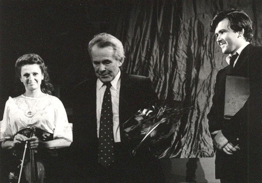 1988. november 27. Pécsi Nemzeti Színház Kamaraszínházának avatóján, saját – az avatóra írt „alkalmi” – versének felolvasása után, Vass Ágnessel és Csuja Imrével.