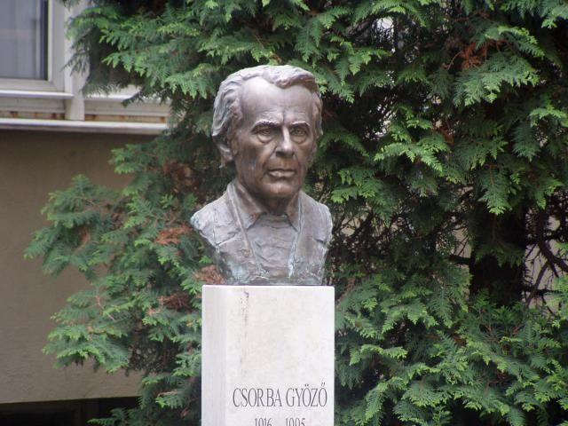 2004. Csorba Győző 2004. november 23-án avatott mellszobra a költőről elnevezett Megyei Könyvtár udvarán. (Trischler Ferenc szobrászművész alkotása.)