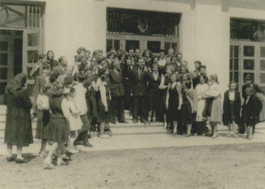 Kodály Zoltán a tarhosi iskola vendége; fent, középen Csukás István