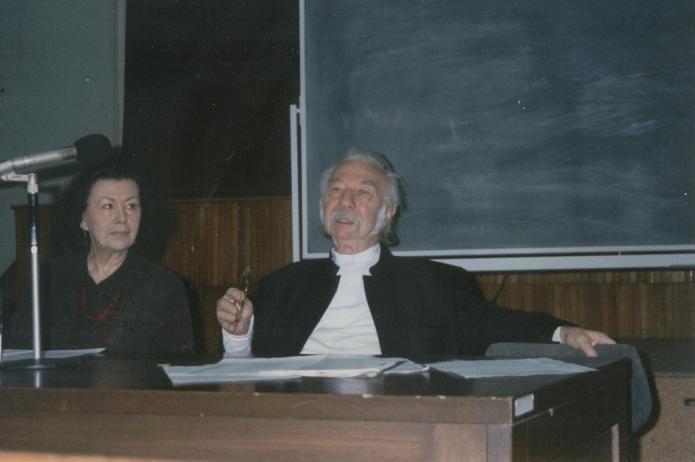 Az ELTE Anglisztika Tanszékén angol nyelvű előadást tart, 1997. október 21.