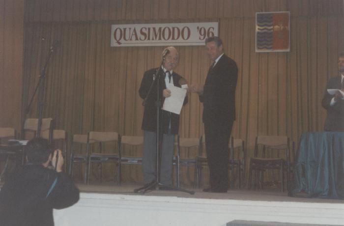 Balatonfüred, 1996 – A Salvatore Quasimodo költői verseny nagydíját adja át a város polgármestere