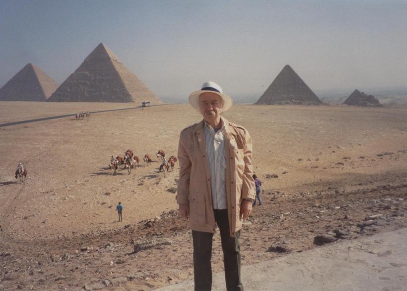 Egyiptomi piramisok, háttérben tevekaraván