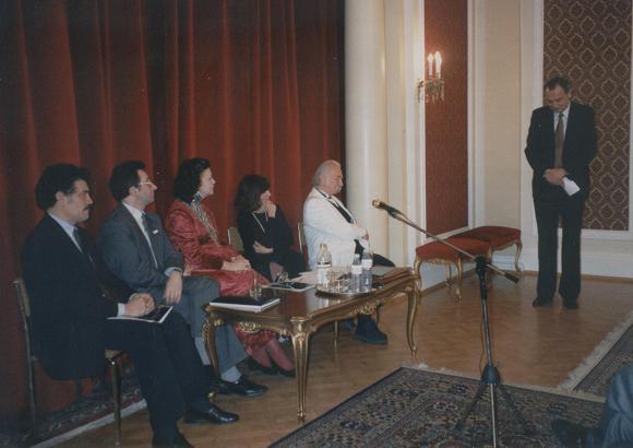 80. születésnap, londoni nagykövetség: (balról jobbra) Sárközi Mátyás, Szirtes György, Határné, Nádasdy Mirtill, Határ Győző, Antalpéter Tibor (áll), 1994