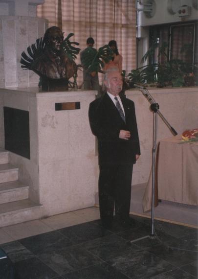 1994, Miskolc – Díszdoktori beszédét mondja magyarul és angolul