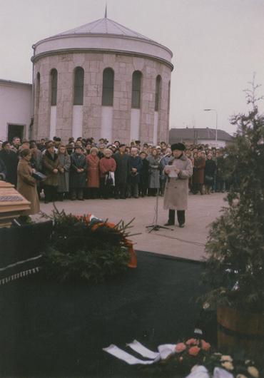 Weöres Sándor temetésén beszédet mond a ravatalnál, 1989