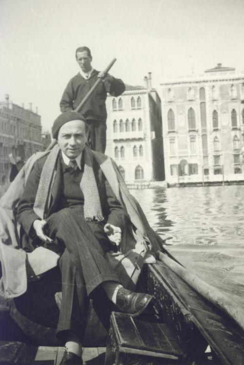 Egészalakos portré velencei gondolában a Canal Grandén (1940)