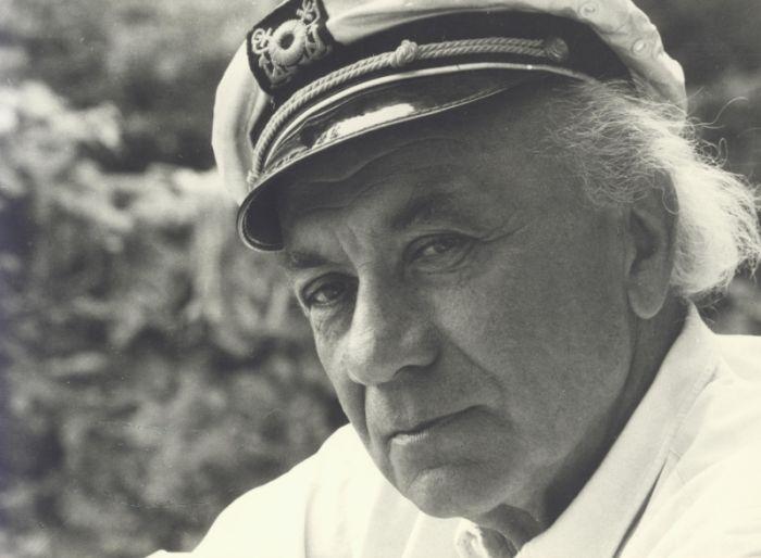 Illyés Gyula közelportréja hajóskapitánysapkában (Tihany, 1969)