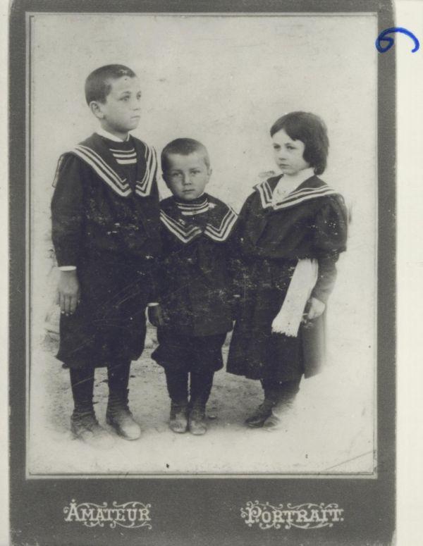 Illyés Gyula testvéreivel (Illés Klára, Illyés Gyula és Illés Ferenc)
