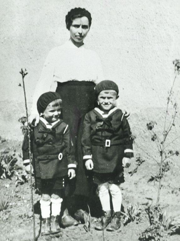 Juhász Ferenc édesanyjával és testvérével