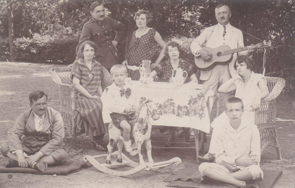 A piknikező család Eger környékén, az 1920-as évek elején (a költő és édesanyja a fotó jobb szélén)