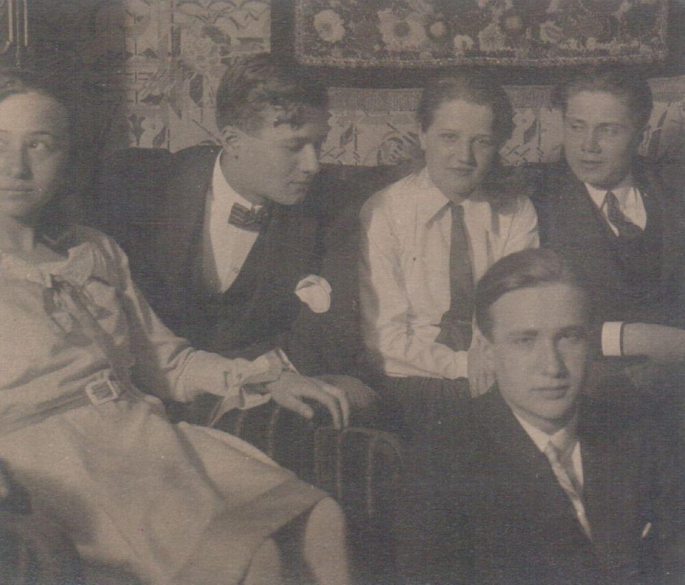 Zsúr Egerben, a húszas évek végén (Kálnoky a kép jobb oldalán, alul)