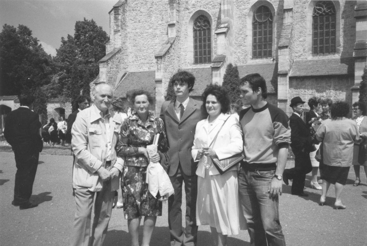 András fia ballagása. Kányádi Sándor, Róza húga, András fia, felesége, Sándor fia a Kolozsváron a Farkas utcai református templom előtt, 1989