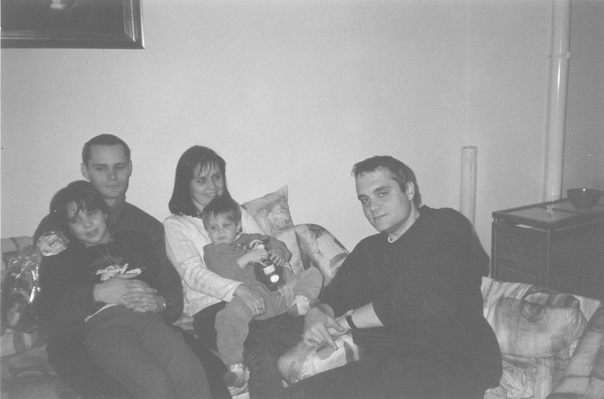 Fiai, menye és unokái, 2001