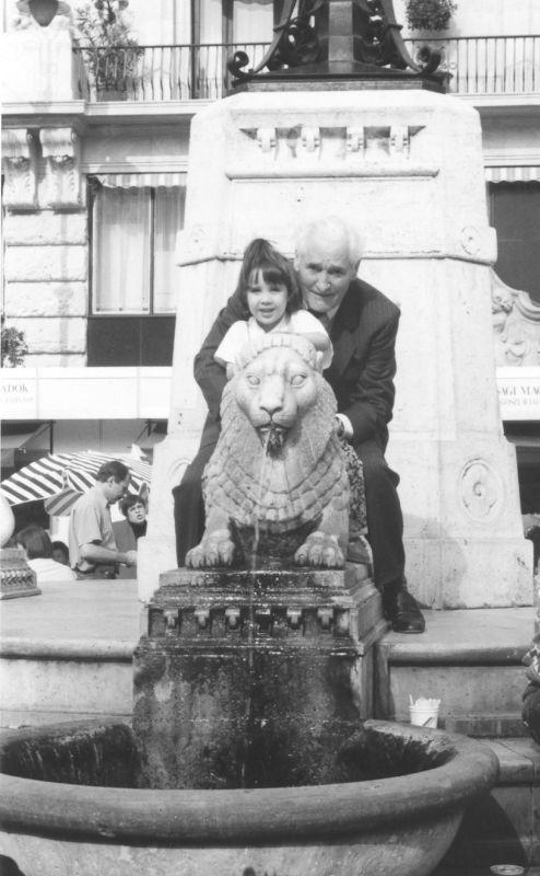 Anna unokájával a budapesti Vörösmarty téren, 1996 Könyvhét