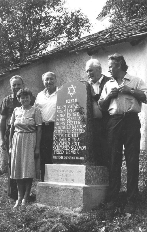 A vészkorszak nagygalambfalvi áldozatainak emléktáblája 1994. évi avatásán. A református templom kertjébe Schönfeld Ernővel (az oszloptól balra); Kányádi Sándor mellett Nagy Gábor tiszteletes és a felesége