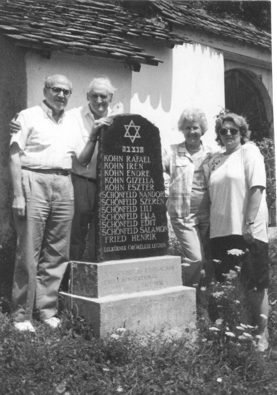 Méray Tiborral és feleségével a vészkorszak nagygalambfalvi áldozatainak emléktáblája mellett, 1996