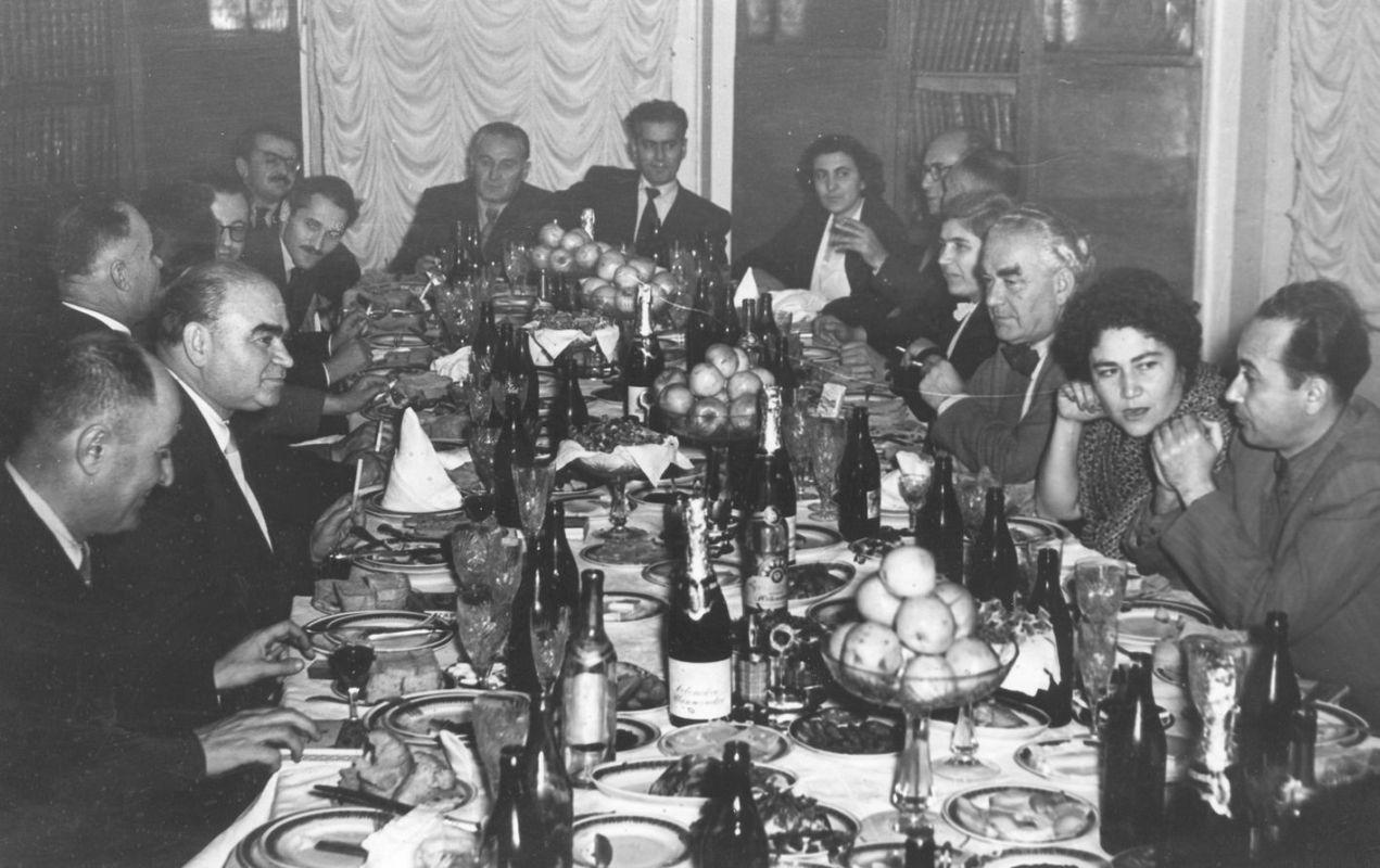 Román, örmény, bolgár és orosz írók társaságában az örmény írószövetség vacsoráján, Jereván, 1956