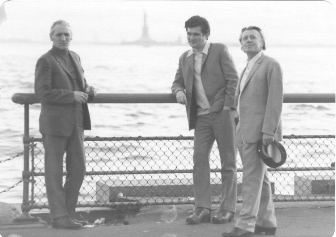 Farkas Árpáddal és Sütő Andrással New Yorkban, háttérben a Szabadság szobor, 1973